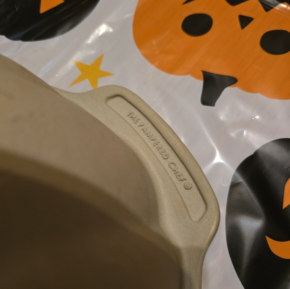 The Pampered Chef Stoneware Bundt Pan - Picture 3 of 5